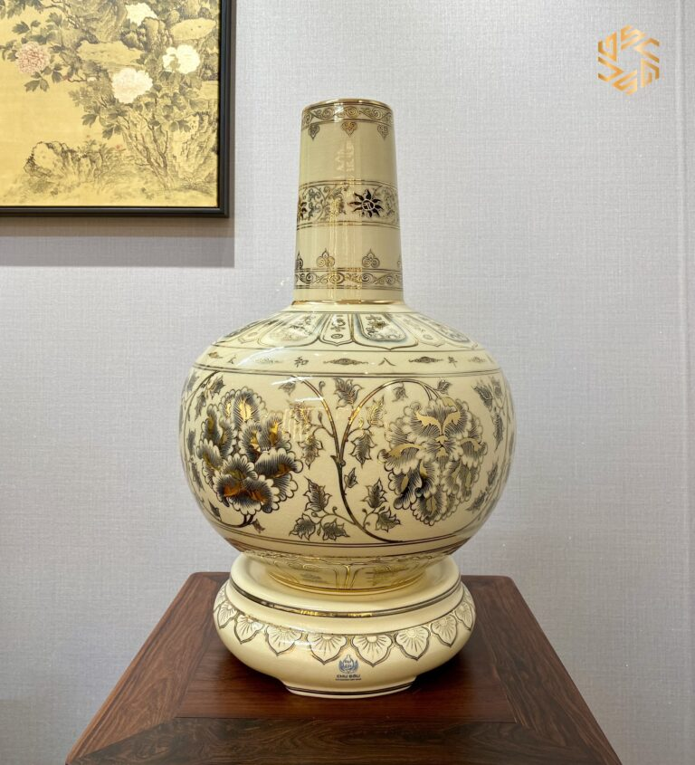 Bình Hoa Lam vẽ vàng 24K phù hợp trong không gian sang trọng